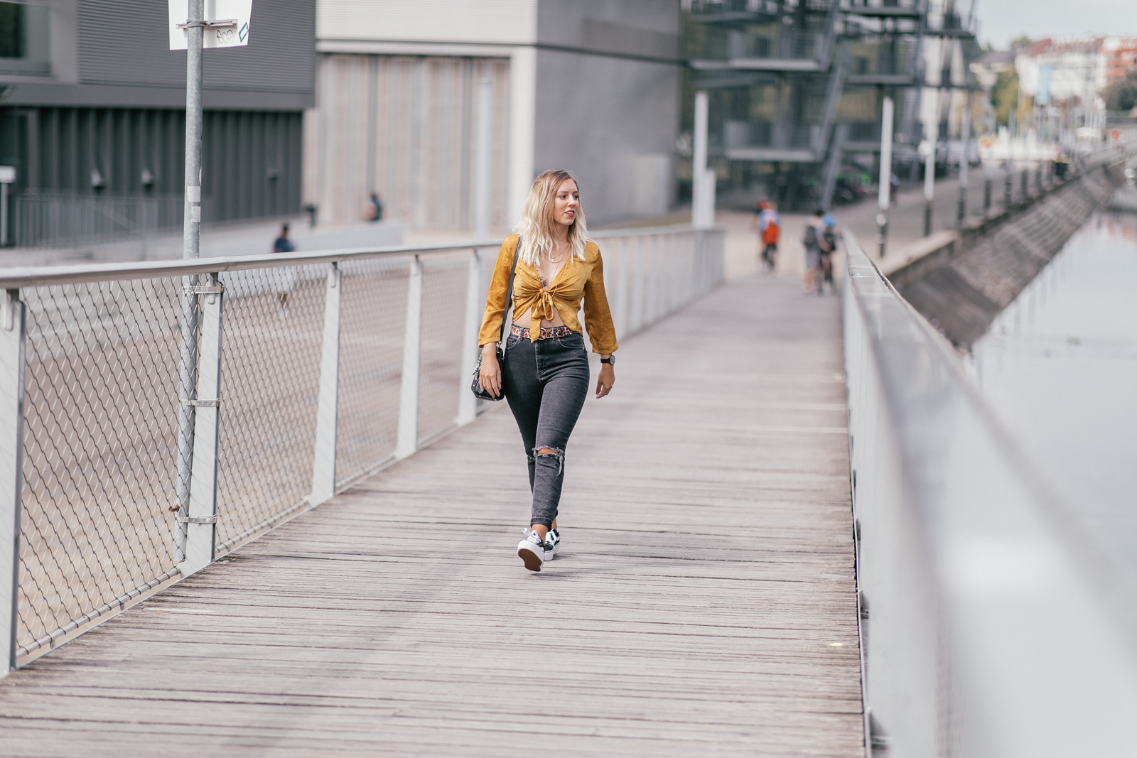 tenue jaune moutarde et léopard