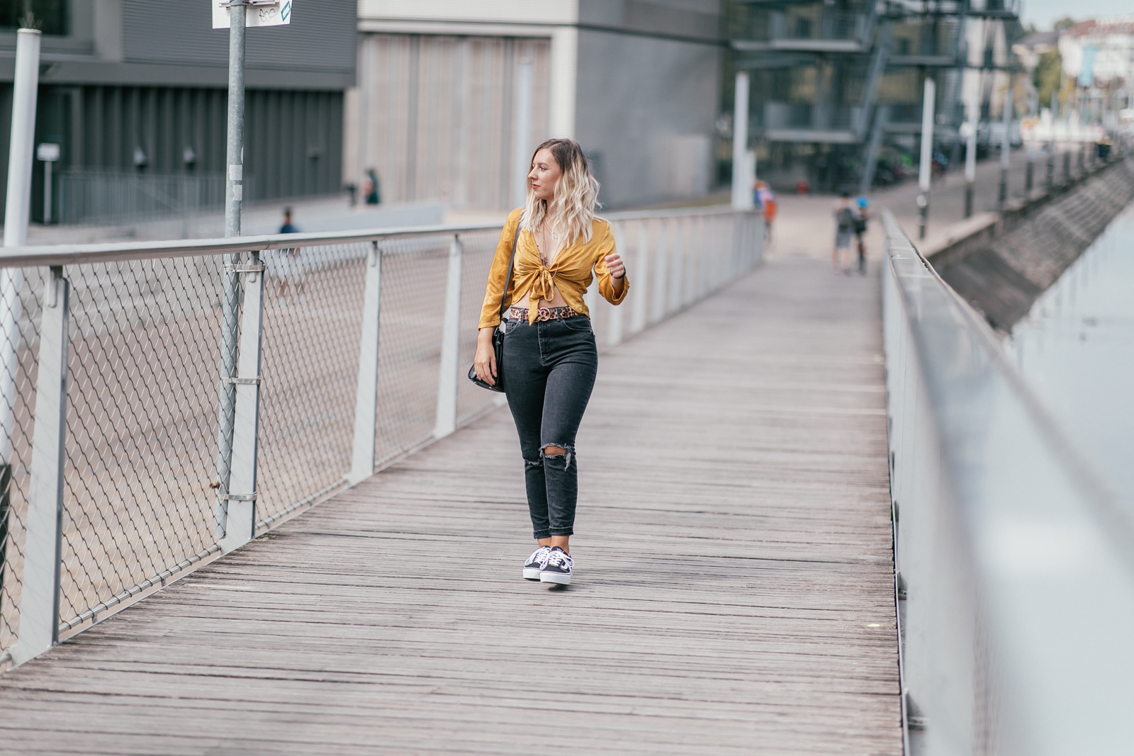 tenue jaune moutarde et léopard