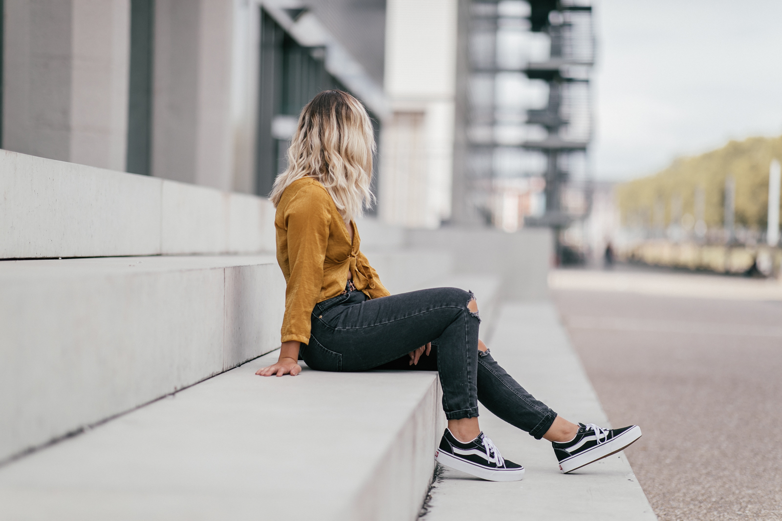 tenue jaune moutarde et léopard