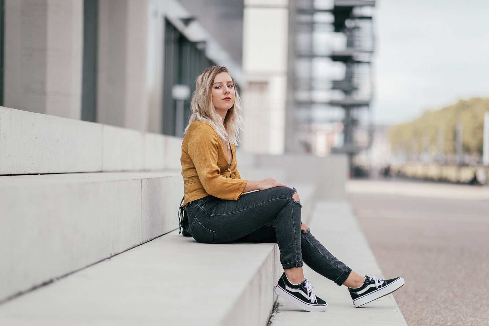 tenue jaune moutarde et léopard