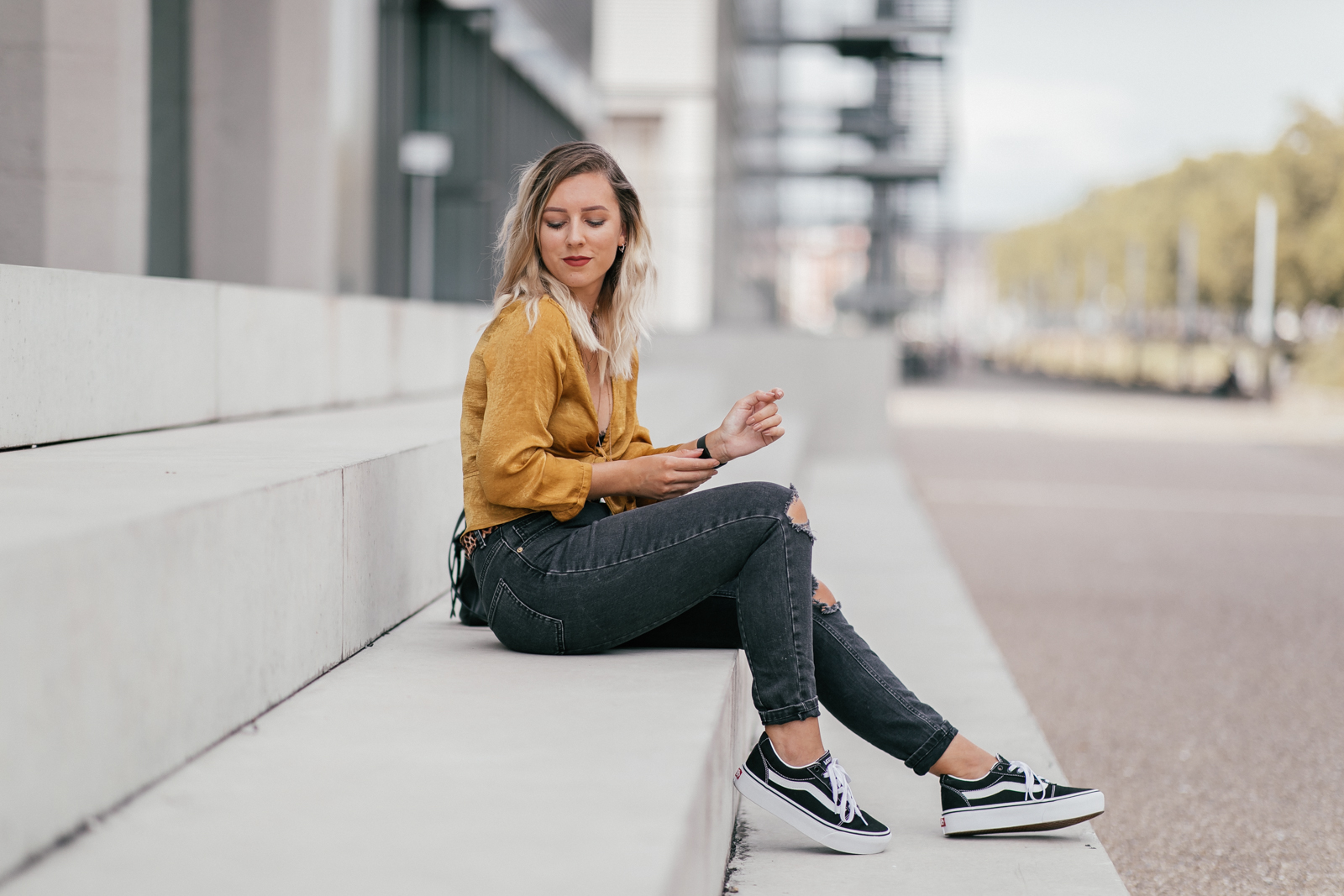 tenue jaune moutarde et léopard