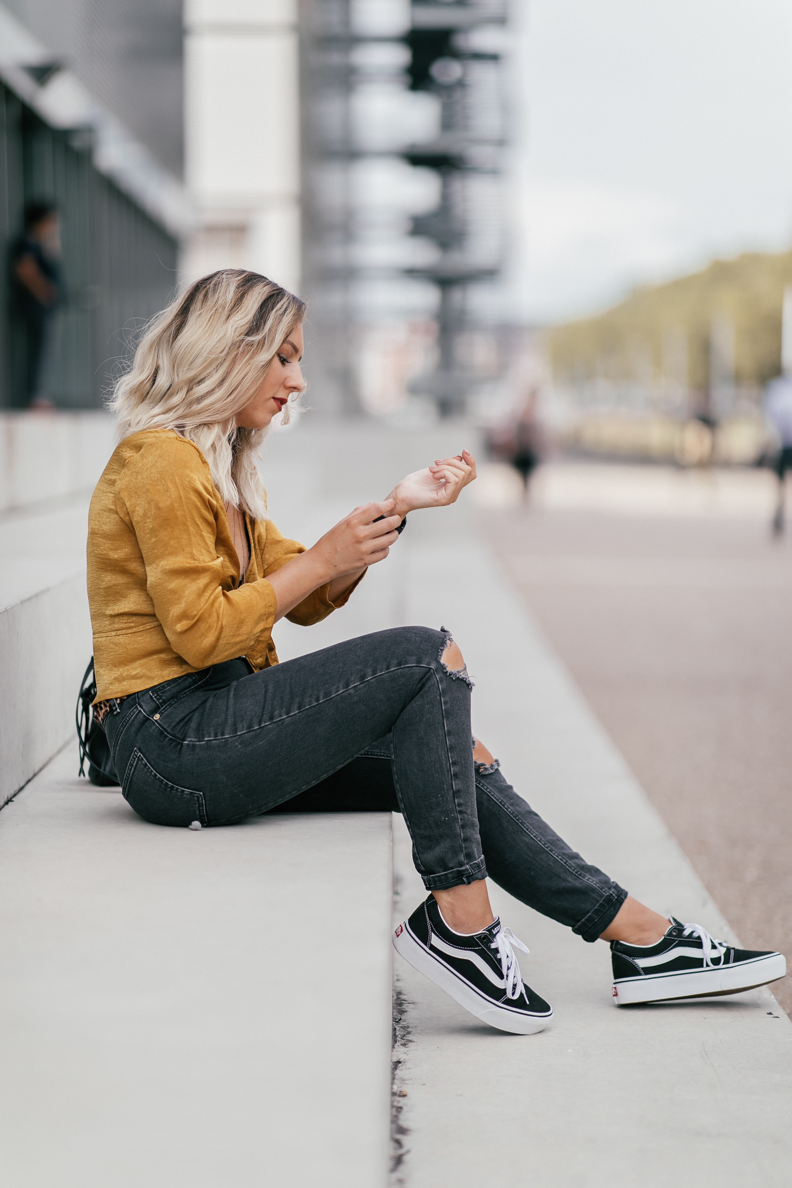 tenue jaune moutarde et léopard