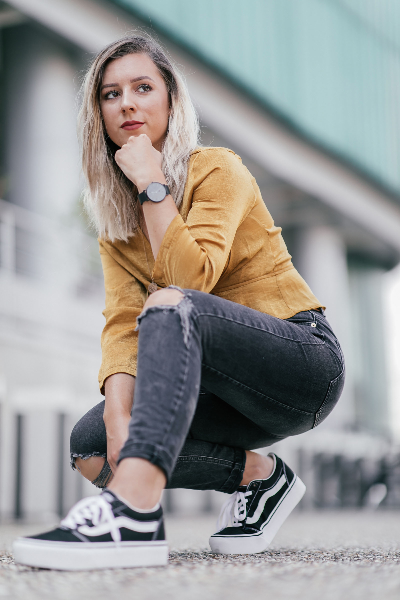 tenue jaune moutarde et léopard