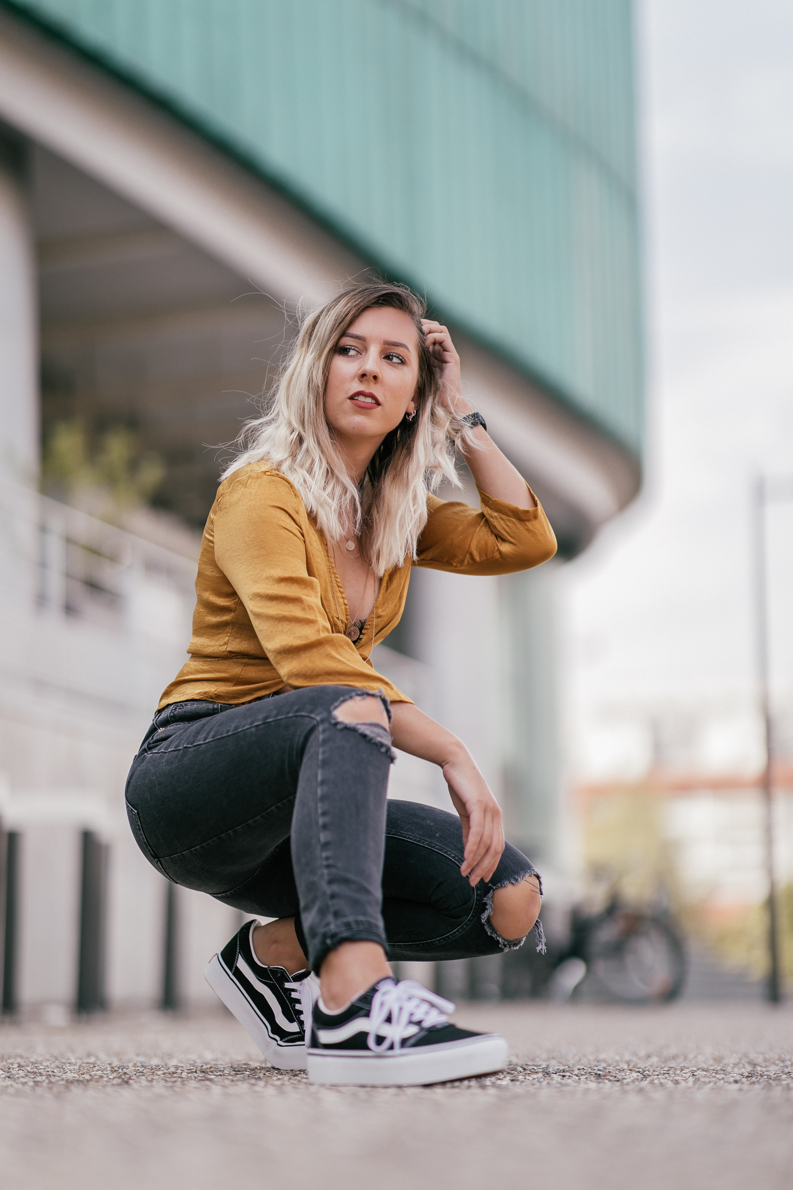 tenue jaune moutarde et léopard