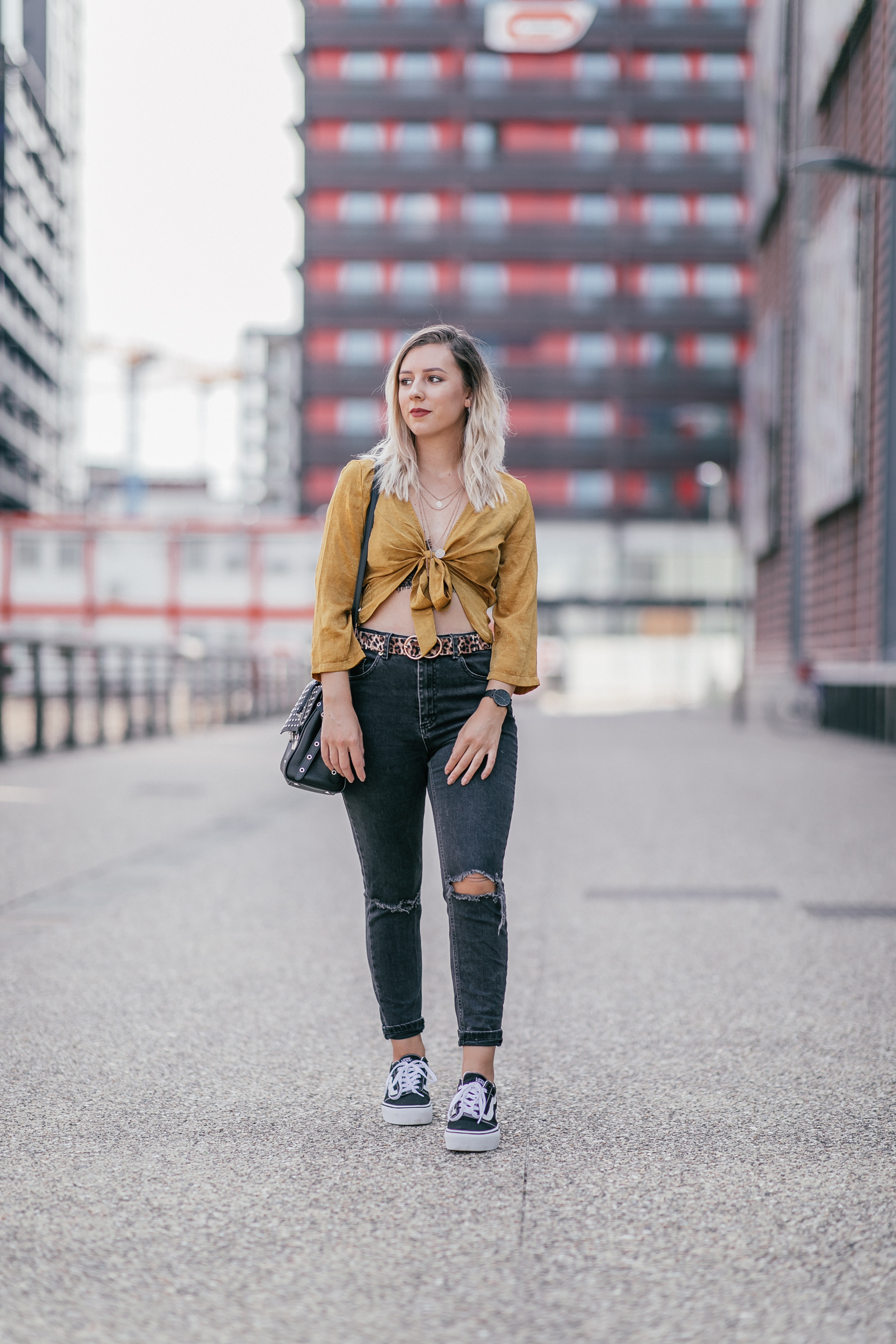 tenue jaune moutarde et léopard