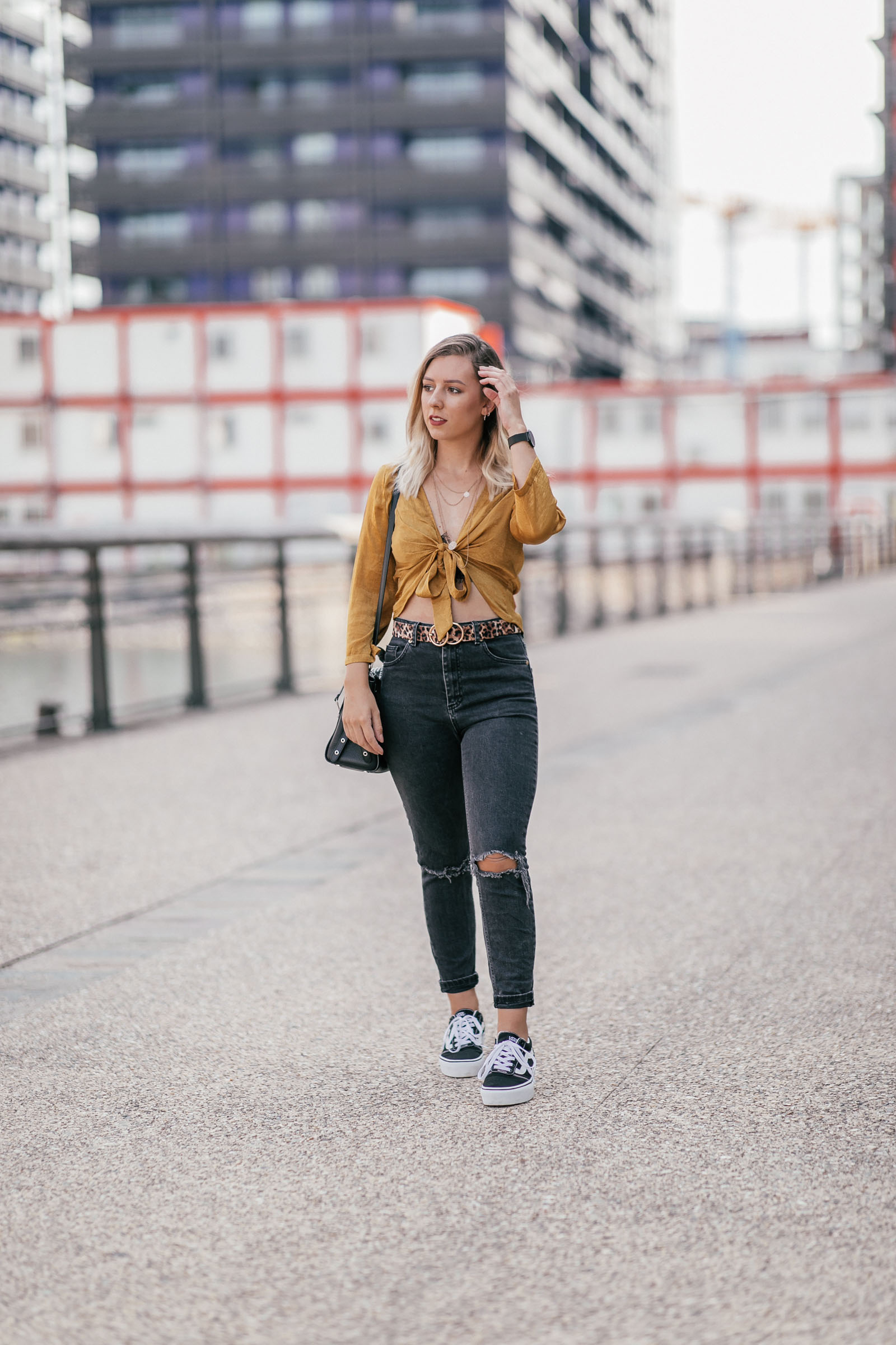 tenue jaune moutarde et léopard