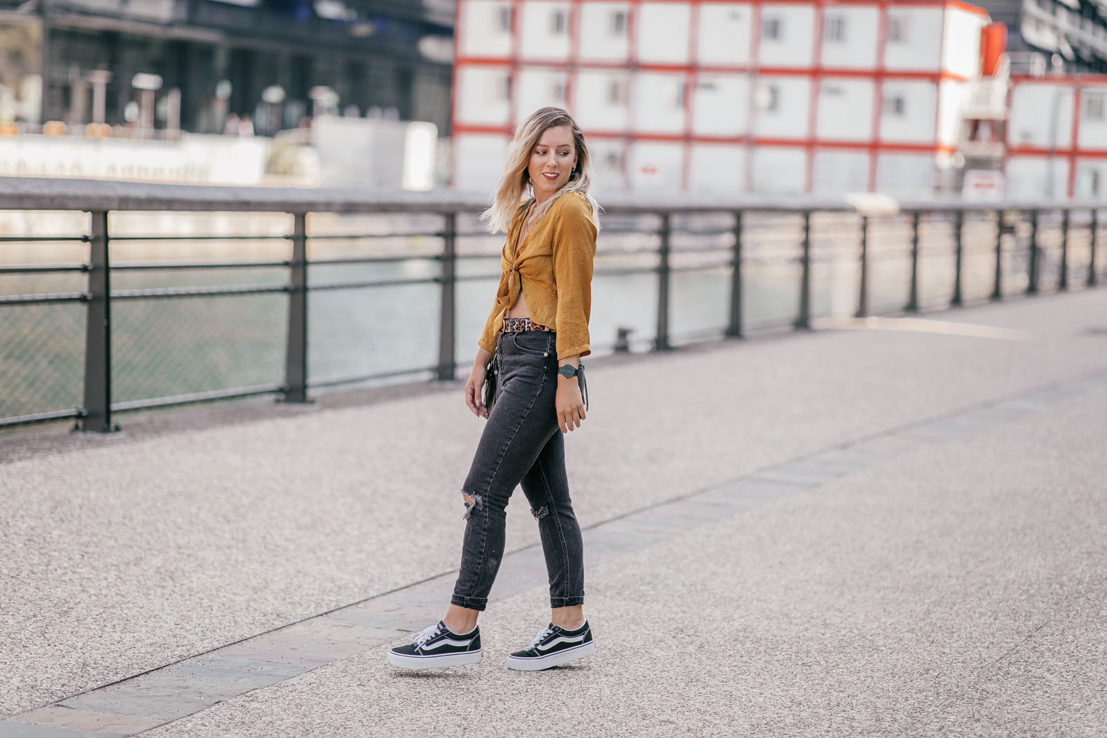 tenue jaune moutarde et léopard