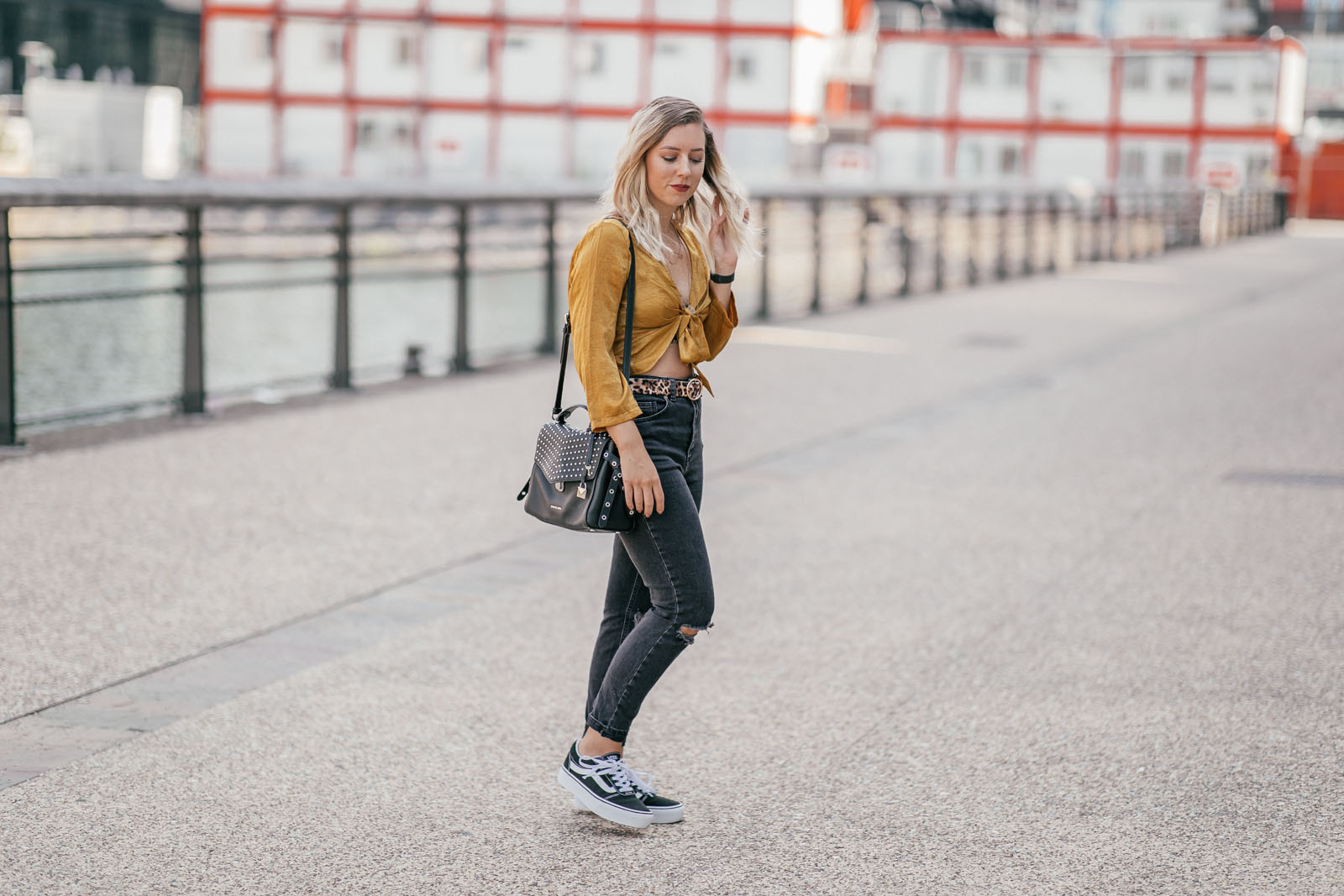 tenue jaune moutarde et léopard