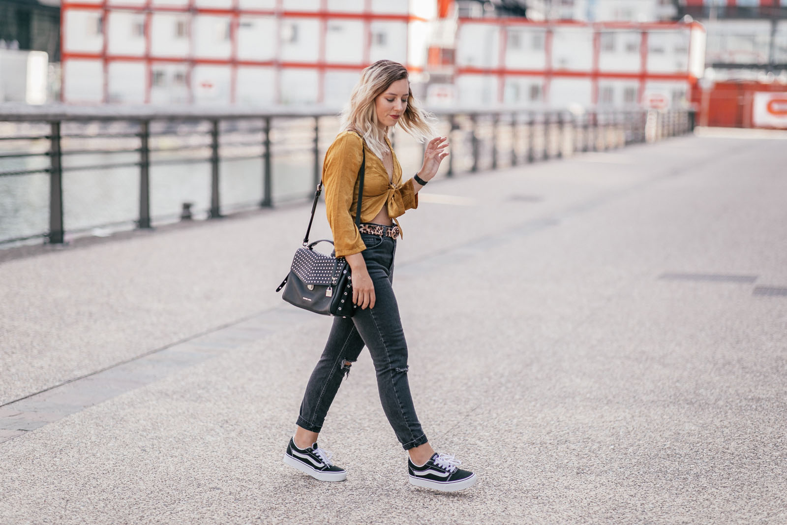 tenue jaune moutarde et léopard