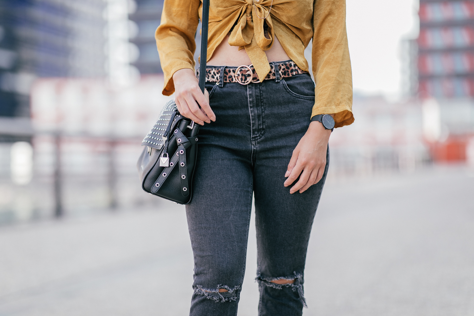 tenue jaune moutarde et léopard