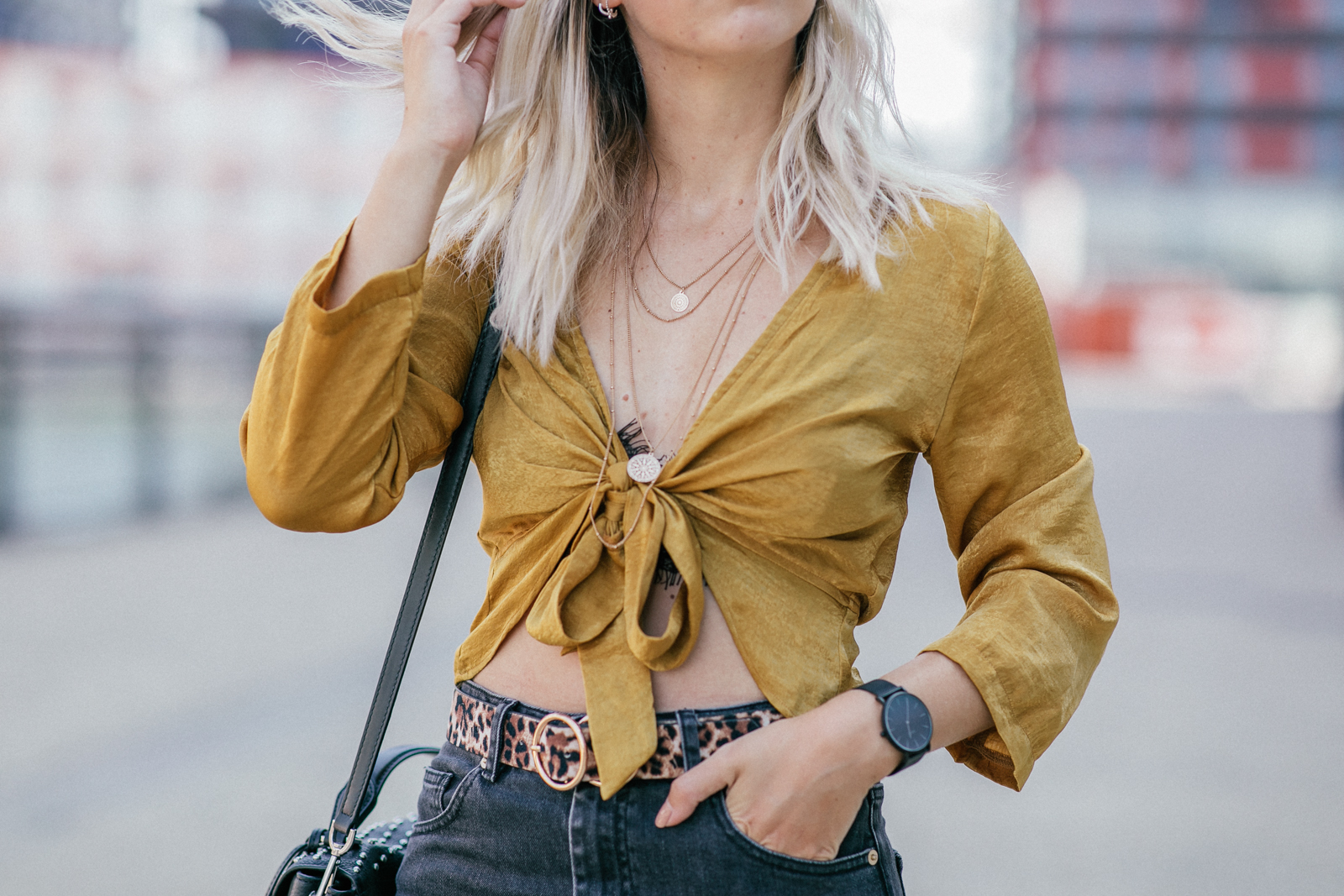 tenue jaune moutarde et léopard