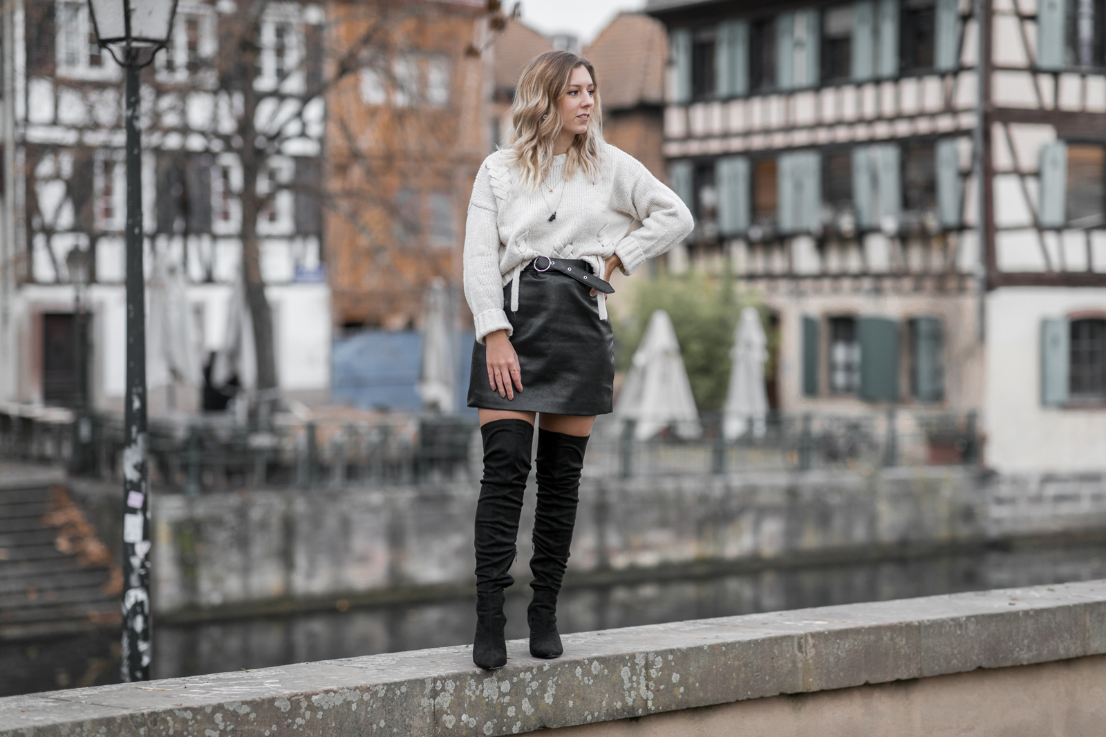 Jupe simili cuir et pull maille
