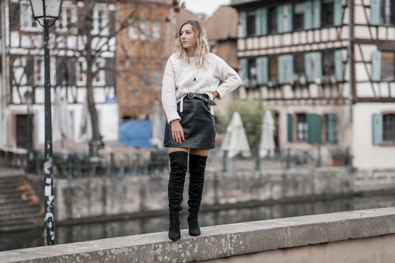 Jupe simili cuir et pull maille