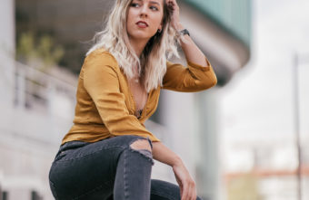 tenue jaune moutarde et léopard