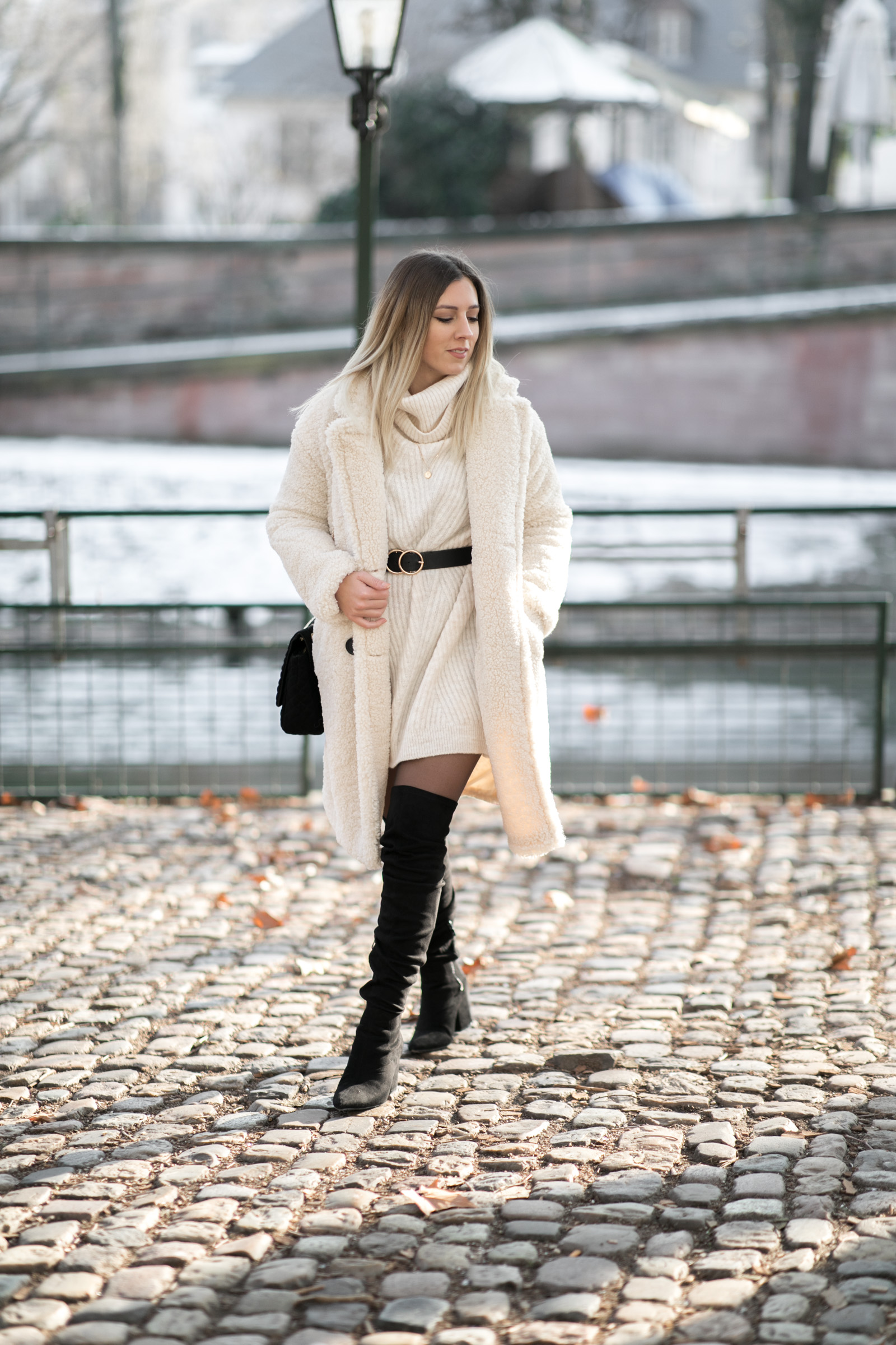 tenue blanche manteau moumoute robe pull