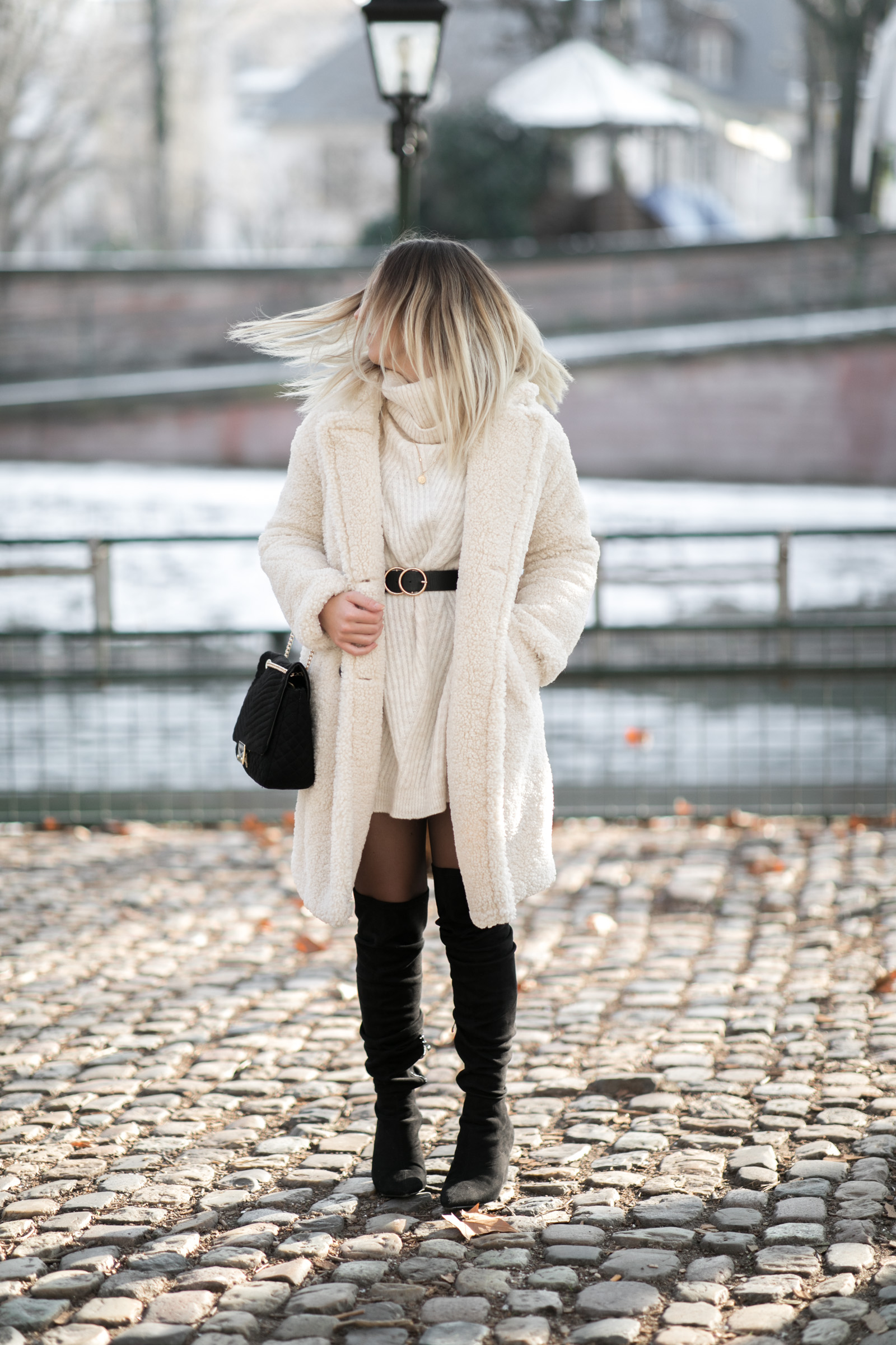 tenue blanche manteau moumoute robe pull