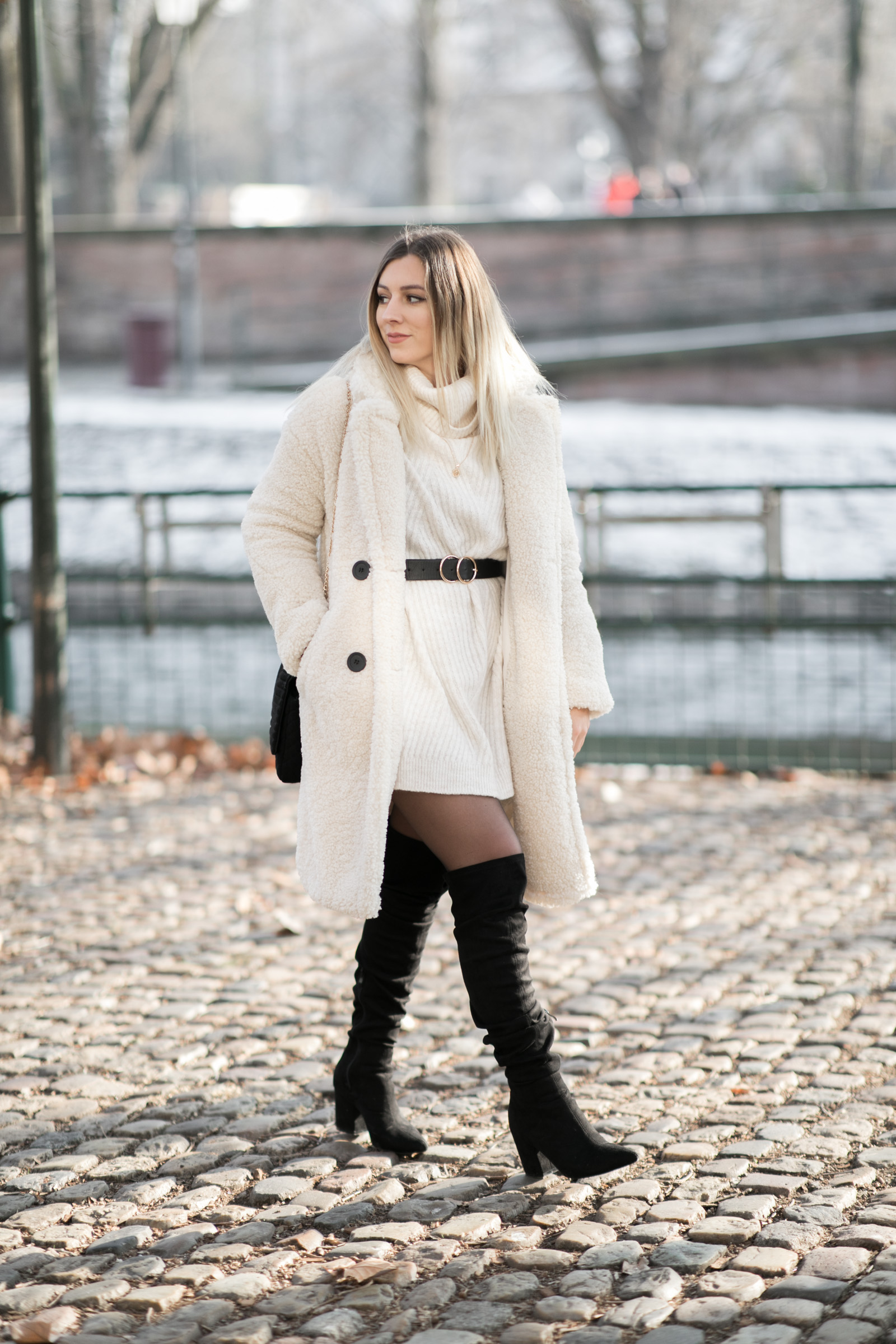 tenue blanche manteau moumoute robe pull