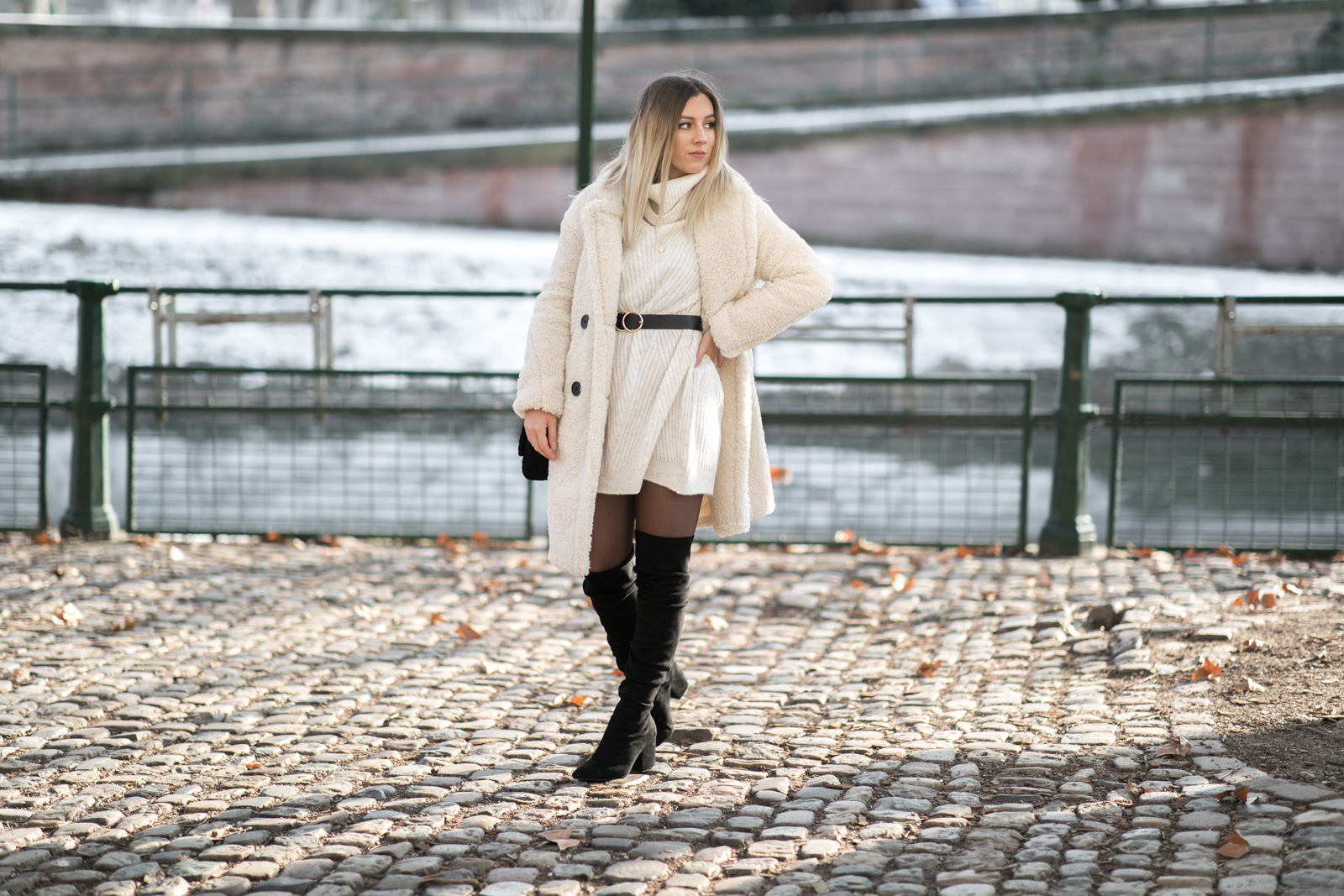 tenue blanche manteau moumoute robe pull