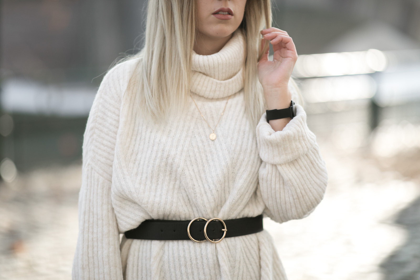 tenue blanche manteau moumoute robe pull